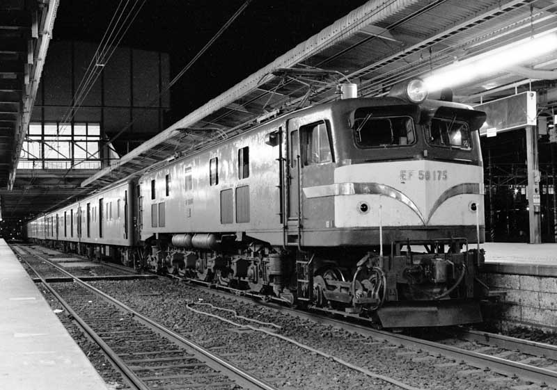 荷物列車　EF58