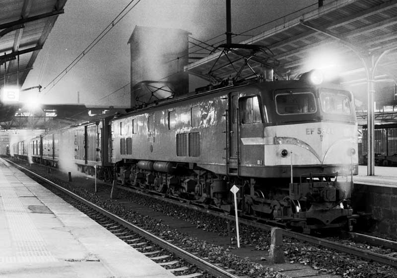 荷物列車　EF58