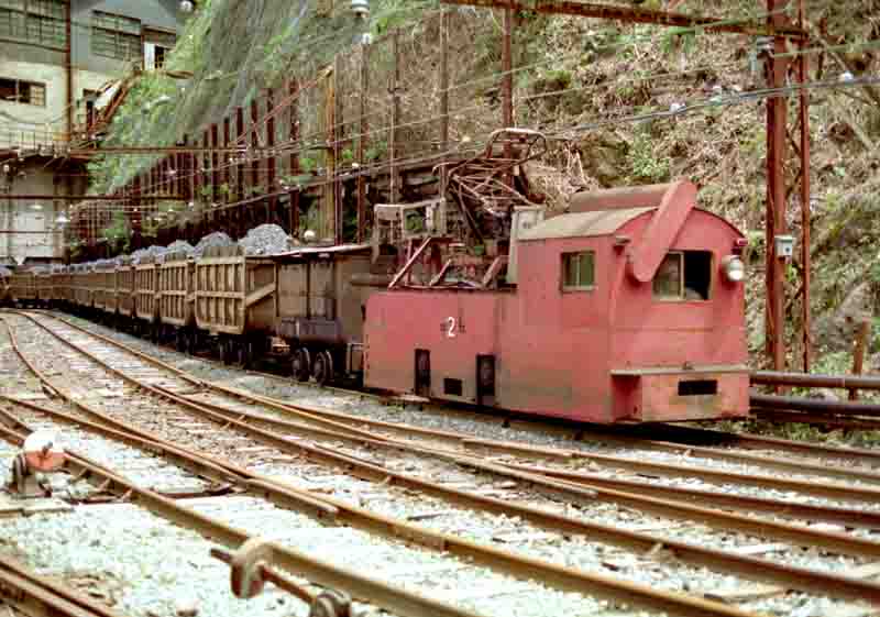 明延鉱業の鉱石輸送列車　ナローゲージ