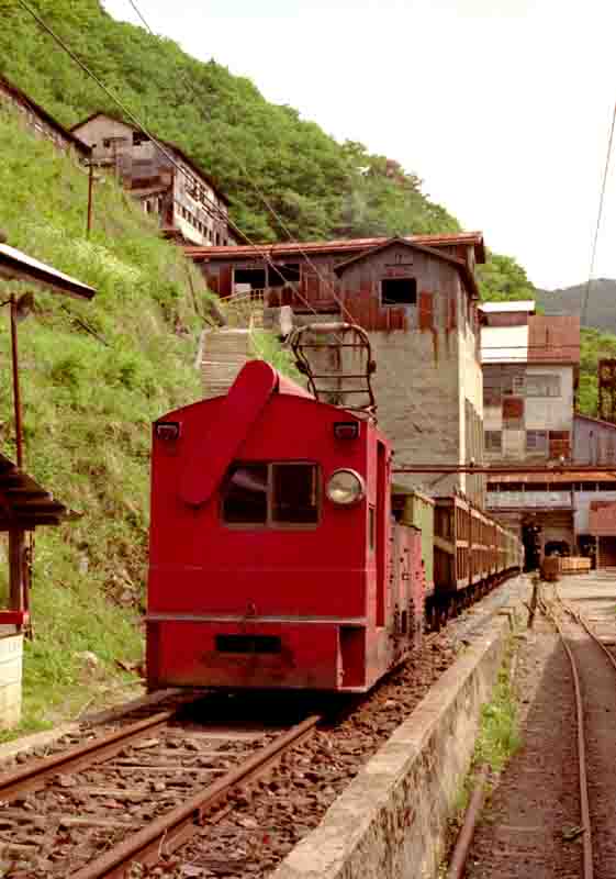 明延鉱業の鉱石輸送列車とホッパー施設　ナローゲージ